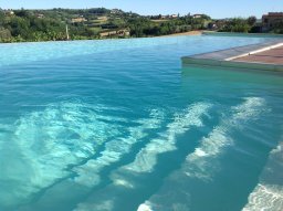 piscina con skimmer sfioratori acqua spa